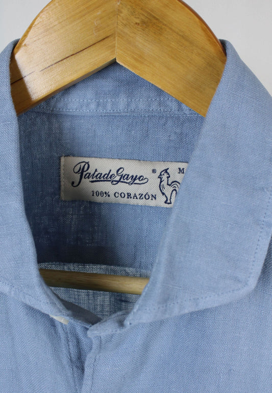 Lniana koszula w kolorze siarkowo-niebieskim, idealna na najgorętsze dni w roku. "Camisa de lino azul sulf. italiano"