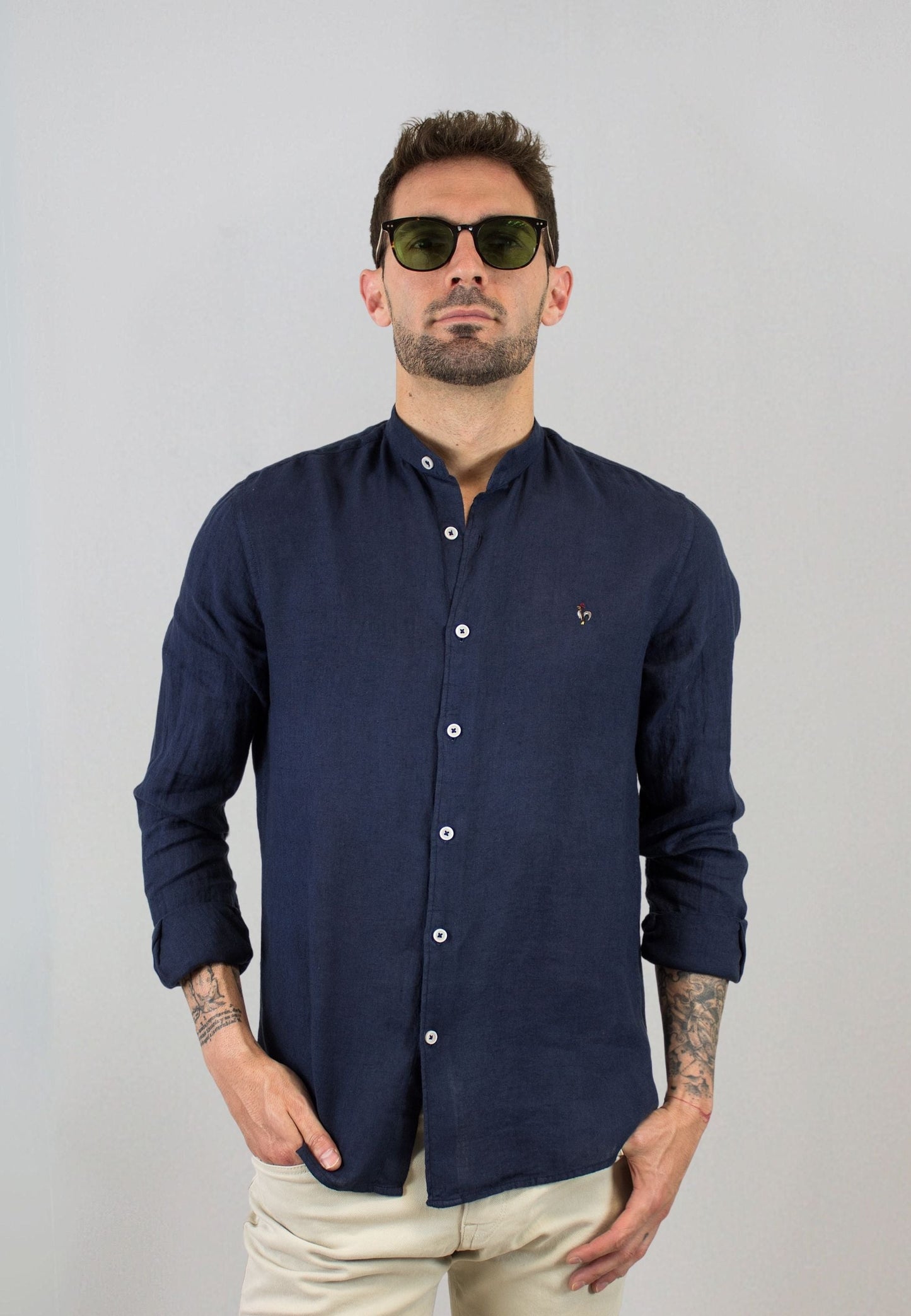 A navy blue linen shirt with a Mao collar, perfect for the hottest days of the year.