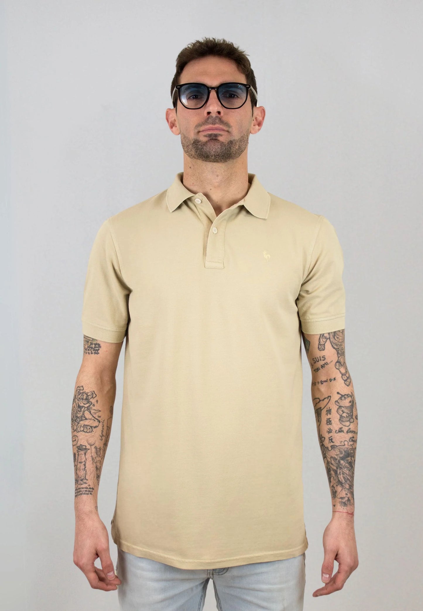 Beige short-sleeved polo shirt "Polo al tono beige de manga corta"
