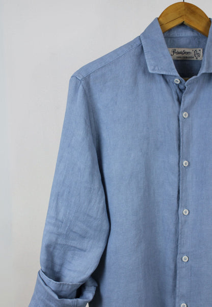 A sulfur blue linen shirt, perfect for the hottest days of the year.