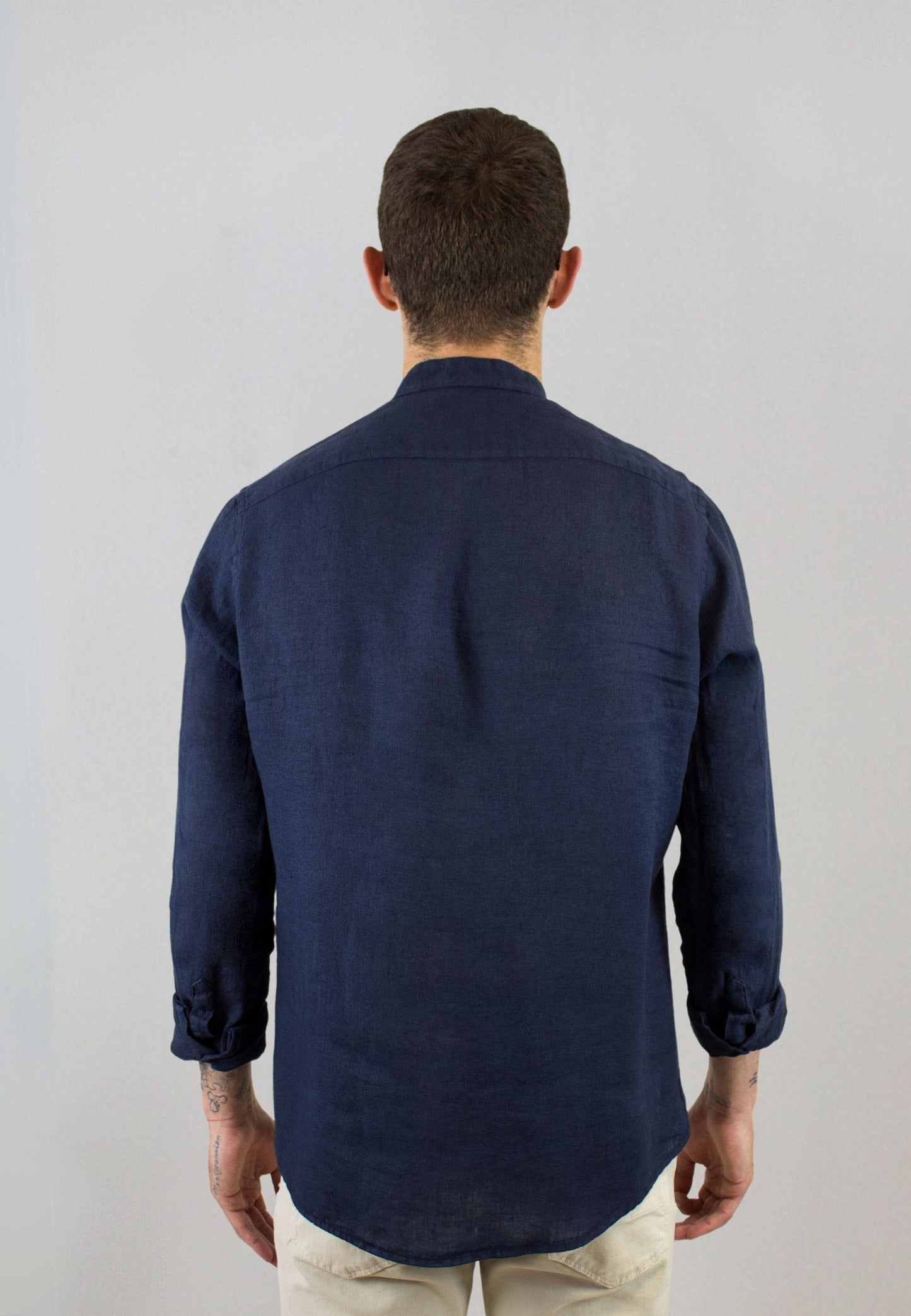 A navy blue linen shirt with a Mao collar, perfect for the hottest days of the year.