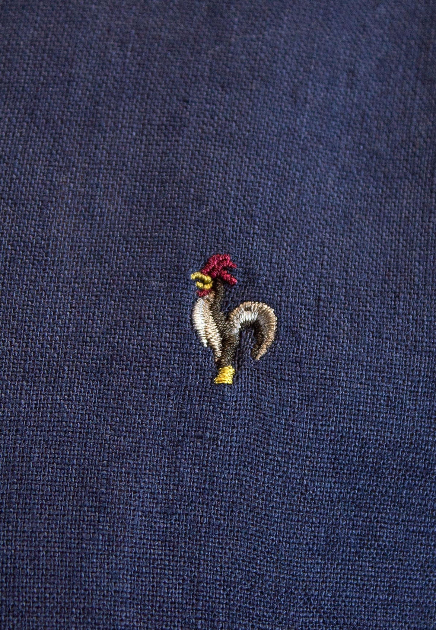 A navy blue linen shirt with a Mao collar, perfect for the hottest days of the year.
