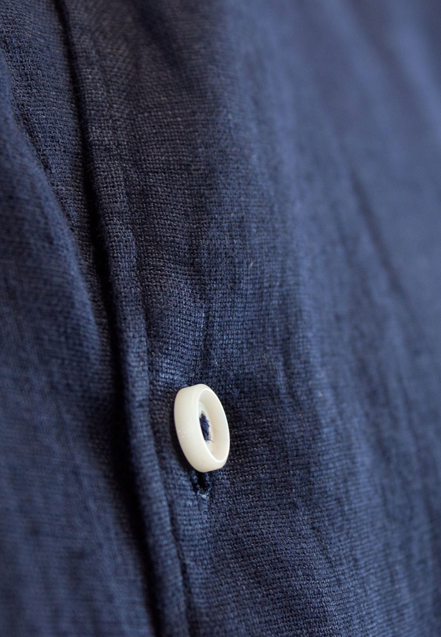 A navy blue linen shirt with a Mao collar, perfect for the hottest days of the year.