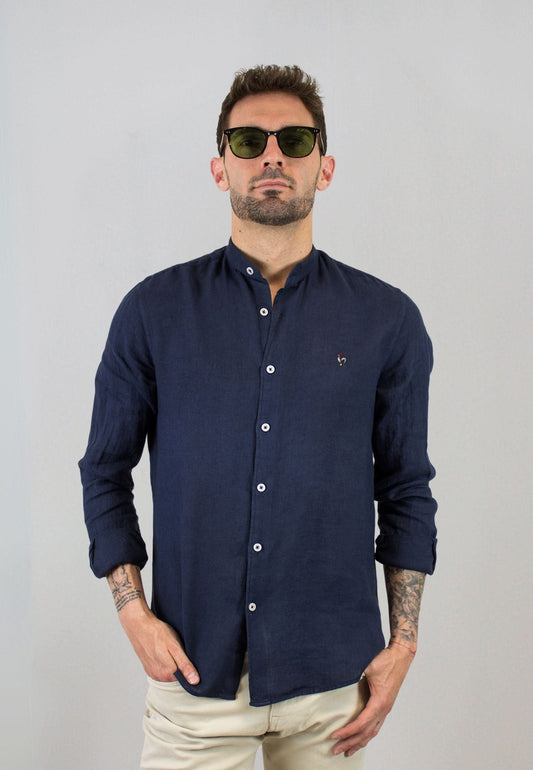 A navy blue linen shirt with a Mao collar, perfect for the hottest days of the year.