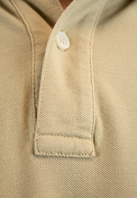 Beige short-sleeved polo shirt "Polo al tono beige de manga corta"