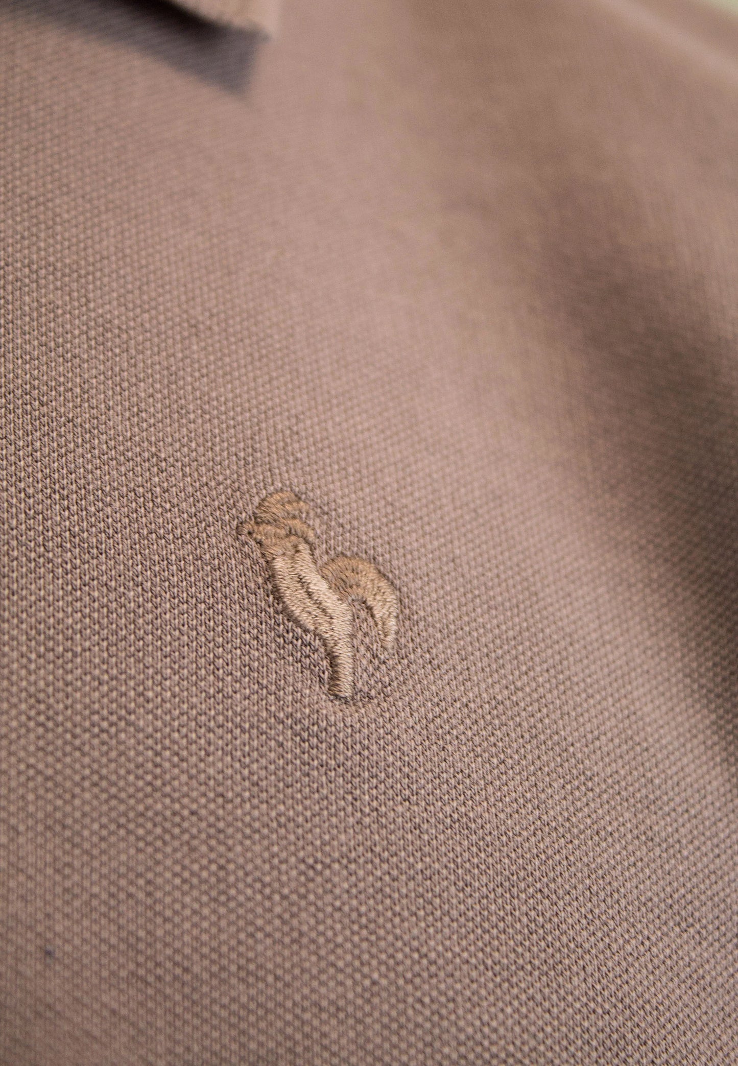 Brown short-sleeved polo shirt "Polo al tono marrón de manga corta Mobilemarron"